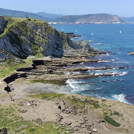 En Getxo. Cercano Al Puerto Viejo アパート